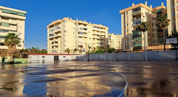 Fuengirola realiza labores intensivas de baldeo en los patios y zonas comunes e inmediaciones de los institutos