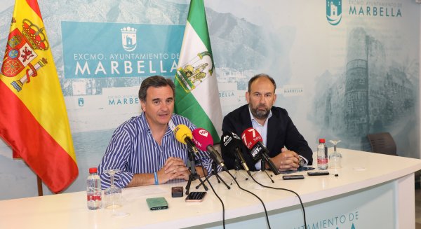 Marbella refuerza su promoción en el mercado nacional con 400 paneles de mobiliario urbano