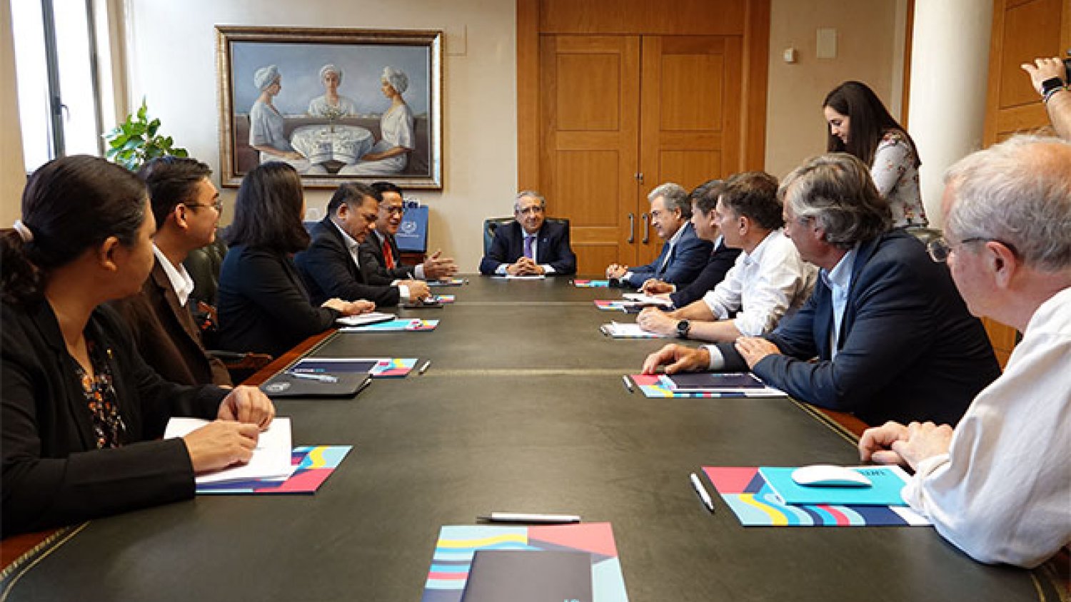 UMA.- Una delegación de la Universidad de Filipinas, encabezada por su rector, visita la Universidad