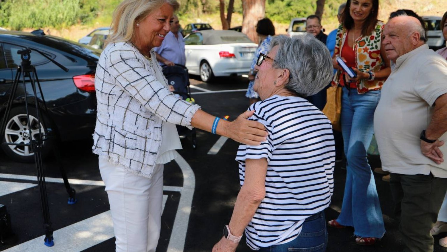 Ángeles Muñoz reafirma su compromiso con los vecinos de Las Chapas en su visita a la parcela de Joaquín Rodrigo