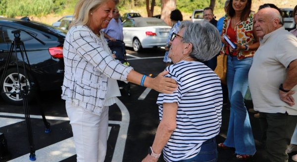 Ángeles Muñoz reafirma su compromiso con los vecinos de Las Chapas en su visita a la parcela de Joaquín Rodrigo