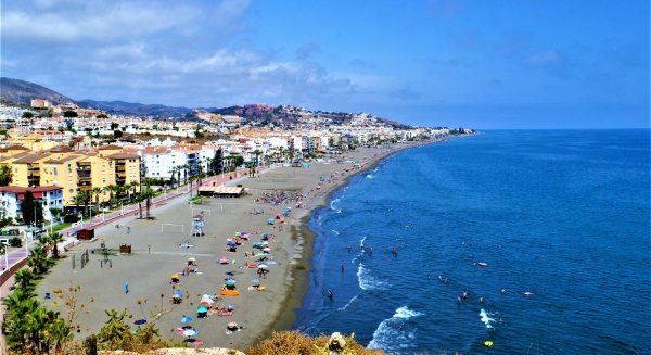 El Ayuntamiento de Rincón de la Victoria licita los servicios de salvamento, socorrismo, prevención y vigilancia de las playas