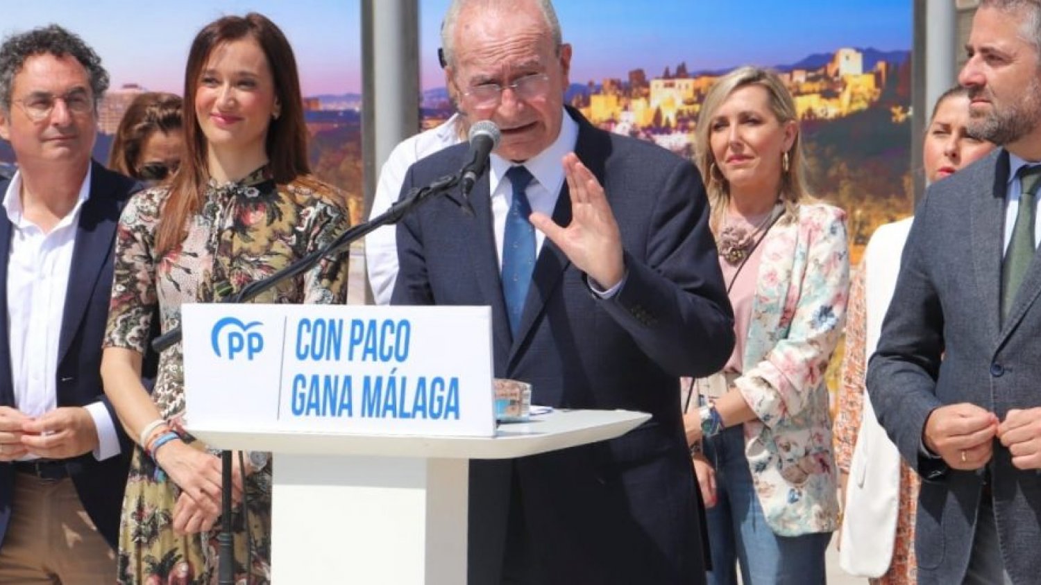 De la Torre pondrá en servicio una macrolínea entre Carretera de Cádiz - Ciudad Jardín y ampliará la gratuidad del autobús