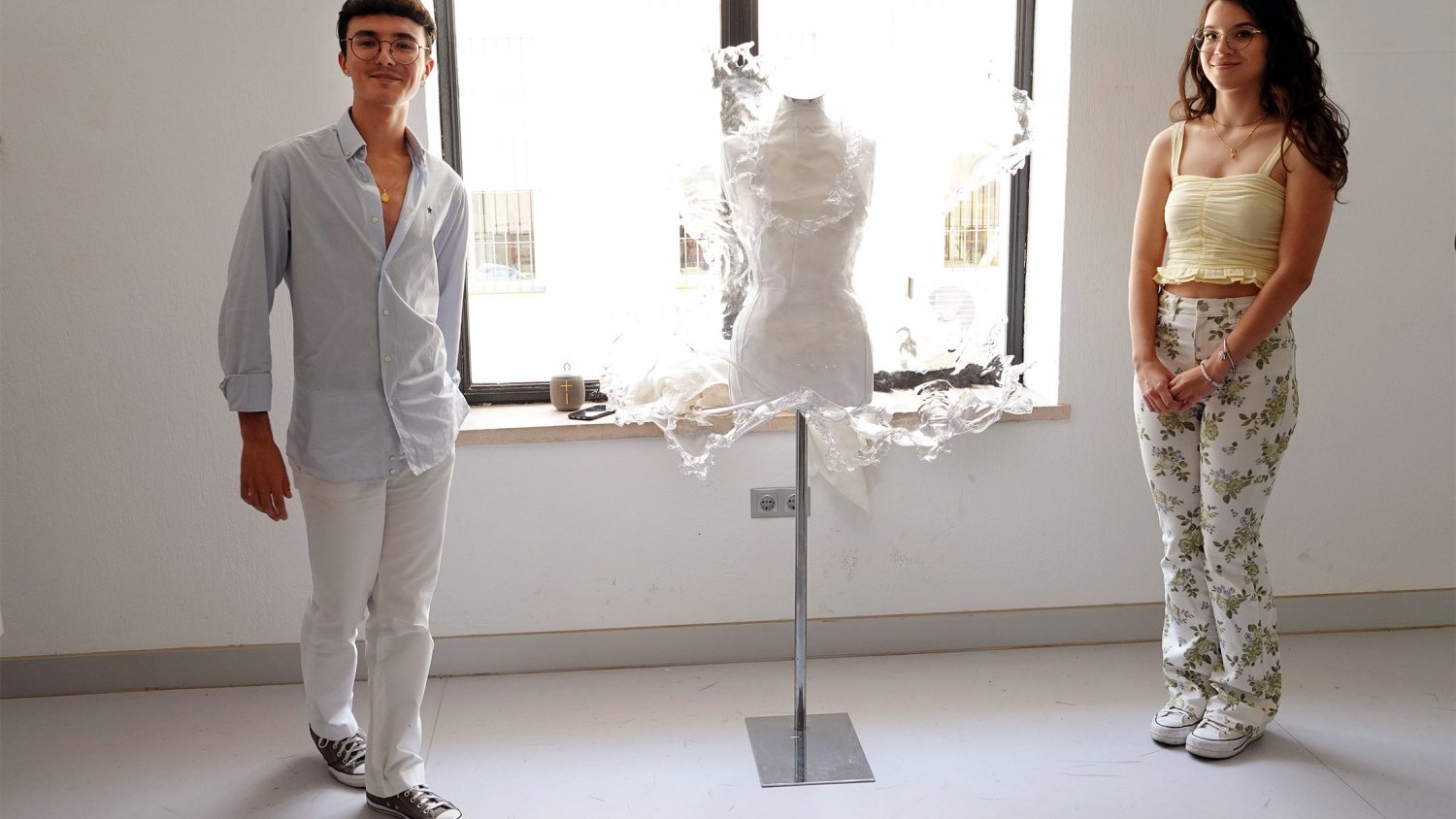 UMA.- Joaquín Meléndez y María Vázquez fusionan arquitectura, moda y poesía en la muestra 'Origen'