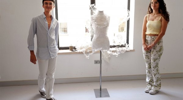 UMA.- Joaquín Meléndez y María Vázquez fusionan arquitectura, moda y poesía en la muestra 'Origen'