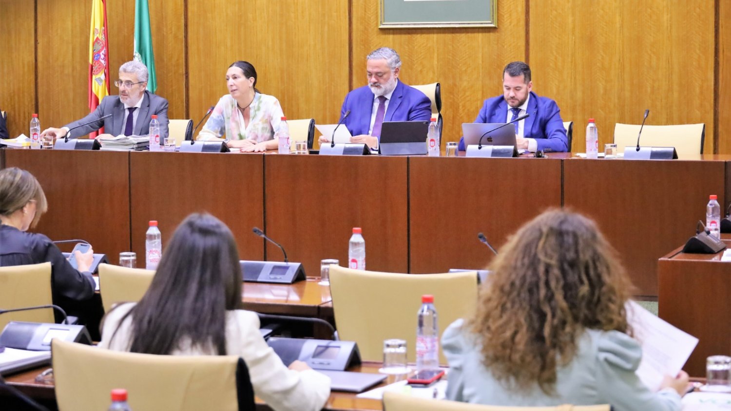 Loles López asegura en el Parlamento que el nuevo programa de inclusión sociofamiliar llegará a 3.000 menores andaluces