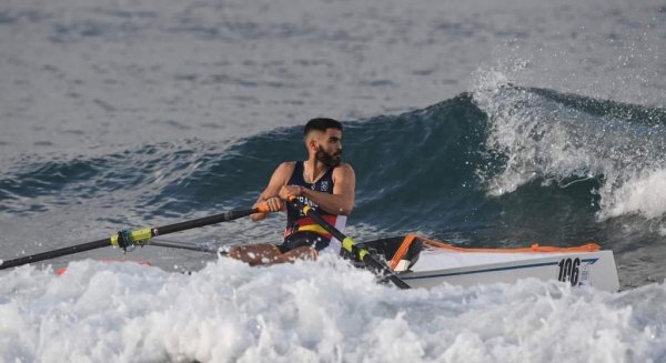 Adrián Miramón protagoniza en la playa de Pedregalejo una nueva cita de 'El deporte va por barrios'