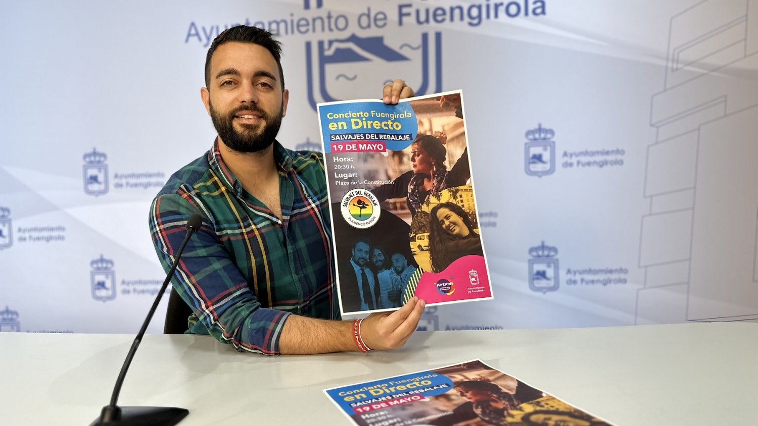 La plaza de la Constitución de Fuengirola acoge la actuación del grupo local ‘Salvajes del Rebalaje’ 