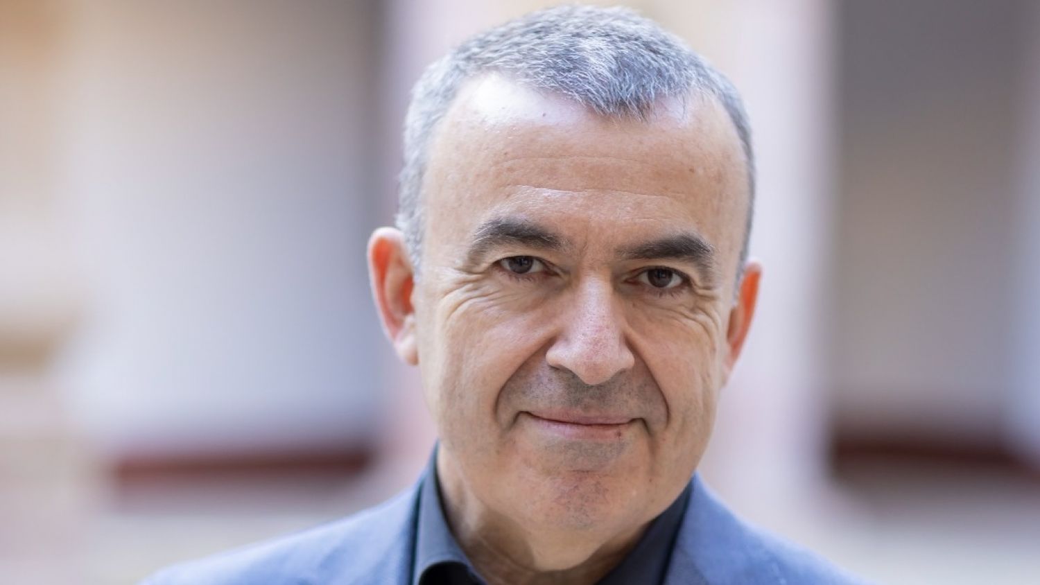 Lorenzo Silva celebra los 25 años de su serie policíaca con una cata literaria en la semana cultural de Cruz del Humilladero