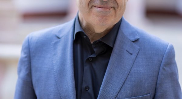 Lorenzo Silva celebra los 25 años de su serie policíaca con una cata literaria en la semana cultural de Cruz del Humilladero