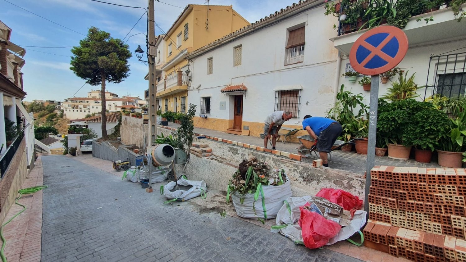 El Ayuntamiento de Rincón de la Victoria ejecuta distintas obras de mejoras en la localidad de Benagalbón