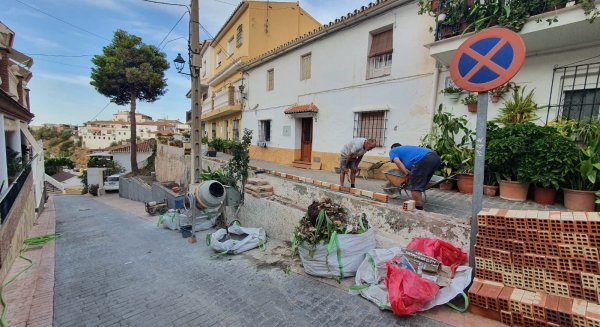 El Ayuntamiento de Rincón de la Victoria ejecuta distintas obras de mejoras en la localidad de Benagalbón