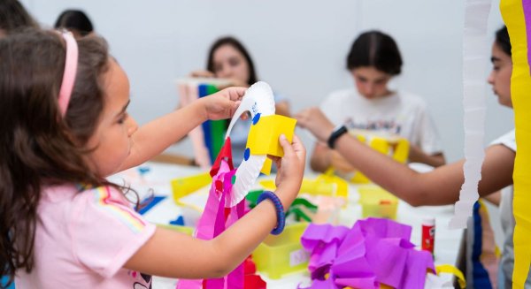 El jardín de esculturas de Picasso, recreado en el taller para familias Museo en Movimiento