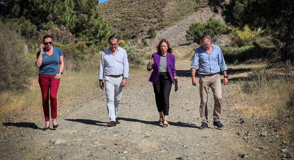 Patricia Navarro visita la parcela donde se construirá el nuevo colegio y el instituto de Benahavís