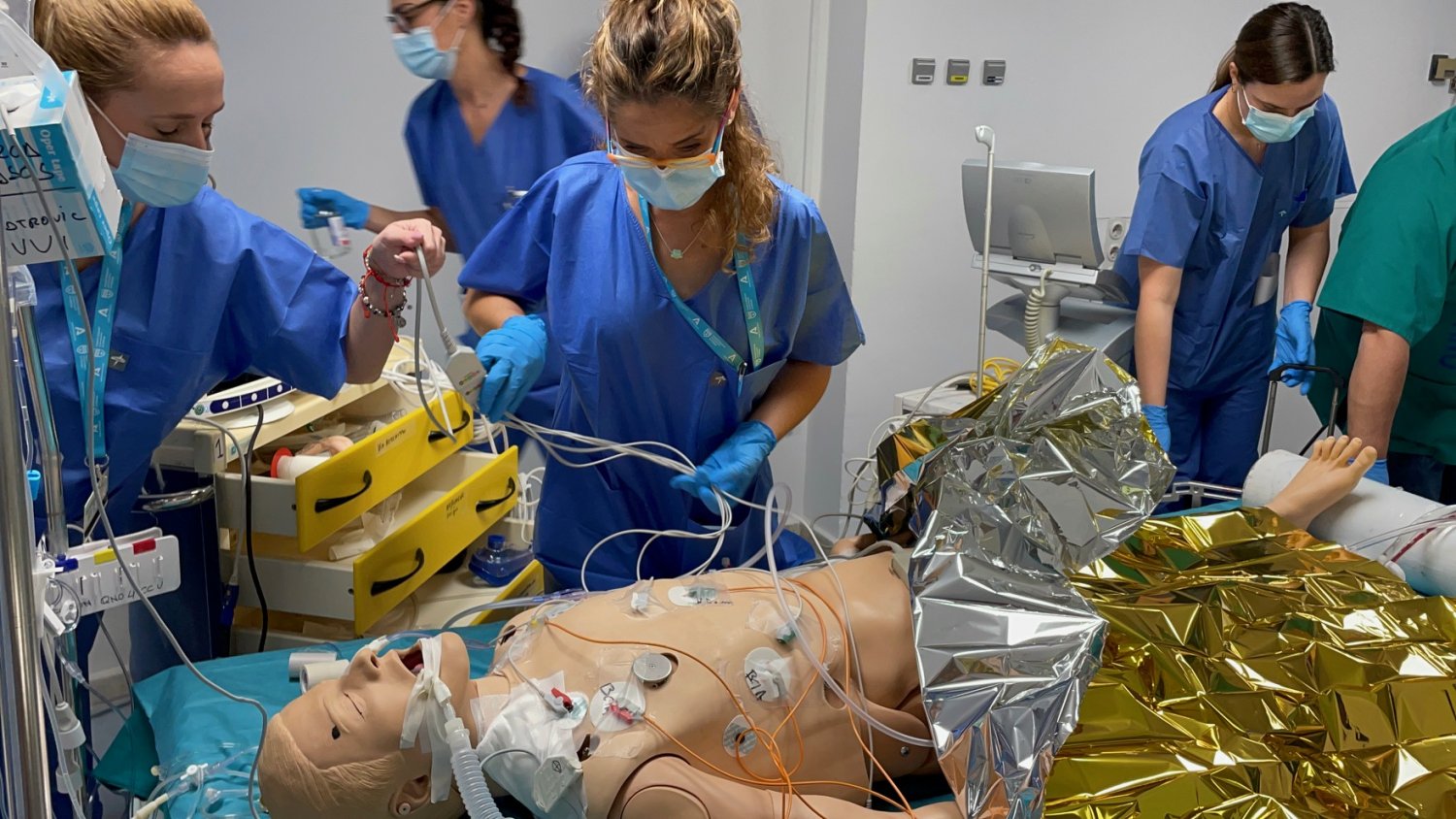 El Hospital Regional de Málaga entrena a profesionales de la UCI en el manejo del transporte ECMO de adultos