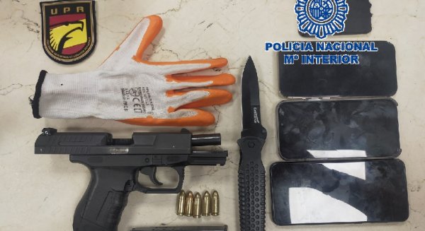 Detenido un joven en La Palmilla por portar una pistola lista para abrir fuego en un control