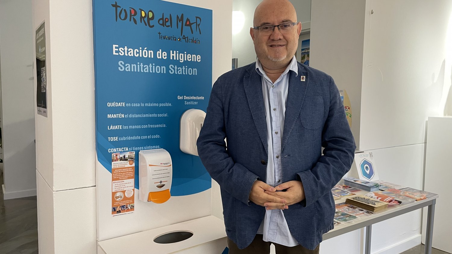 Turismo implanta dispensadores de crema solar en sus oficinas, centro de día de mayores y puestos de socorro