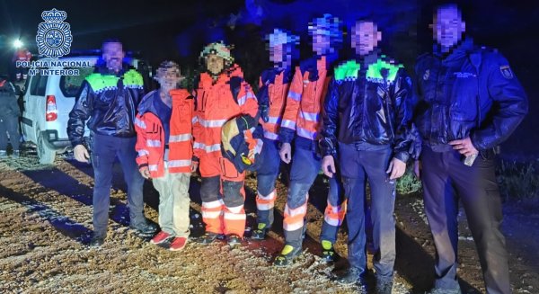 Agentes de la Policía Nacional rescatan a dos hombres que se habían perdido en la zona del Torcal de Antequera