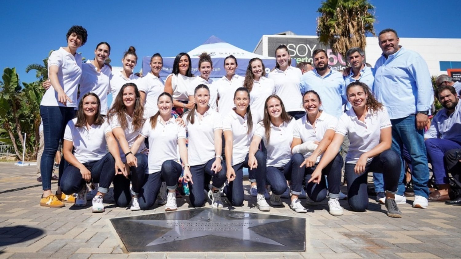 El Ayuntamiento concede al Club Balonmano Femenino Costa del Sol la estrella al mérito deportivo por su trayectoria