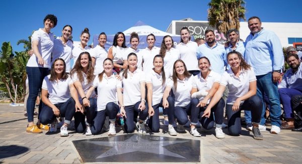 El Ayuntamiento concede al Club Balonmano Femenino Costa del Sol la estrella al mérito deportivo por su trayectoria