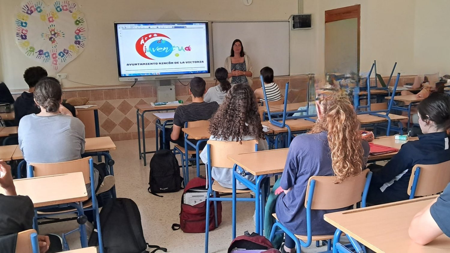 Juventud de Rincón de la Victoria imparte charlas informativas en los institutos del municipio para dar a conocer los programas y actividades del Área