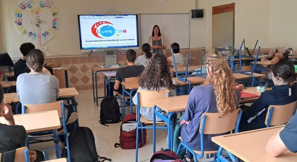 Juventud de Rincón de la Victoria imparte charlas informativas en los institutos del municipio para dar a conocer los programas y actividades del Área