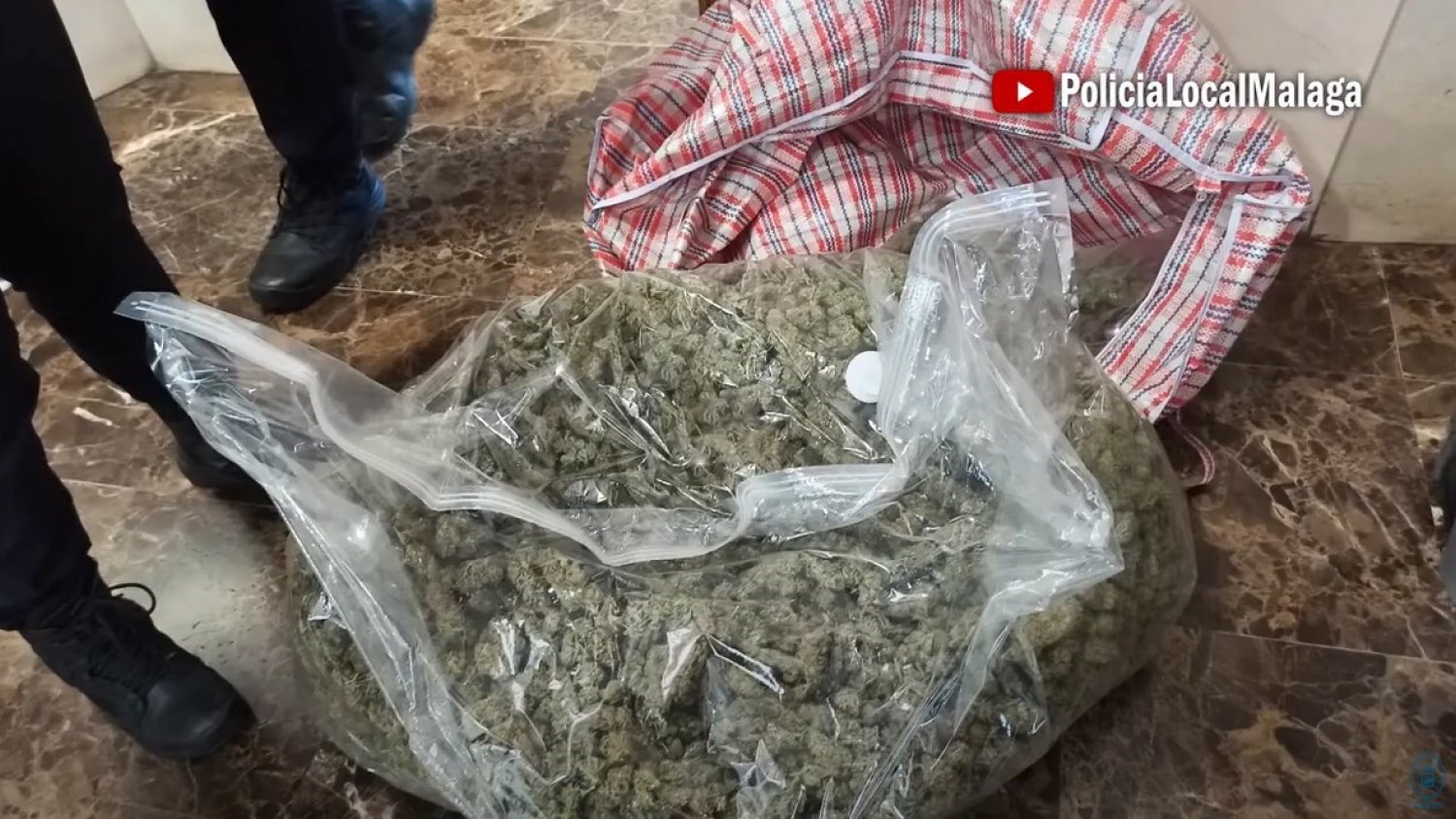 La Policía Local detiene a la conductora y copiloto de un coche en el que portaban cerca de ocho kilos de marihuana
