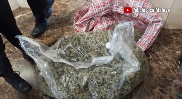 La Policía Local detiene a la conductora y copiloto de un coche en el que portaban cerca de ocho kilos de marihuana