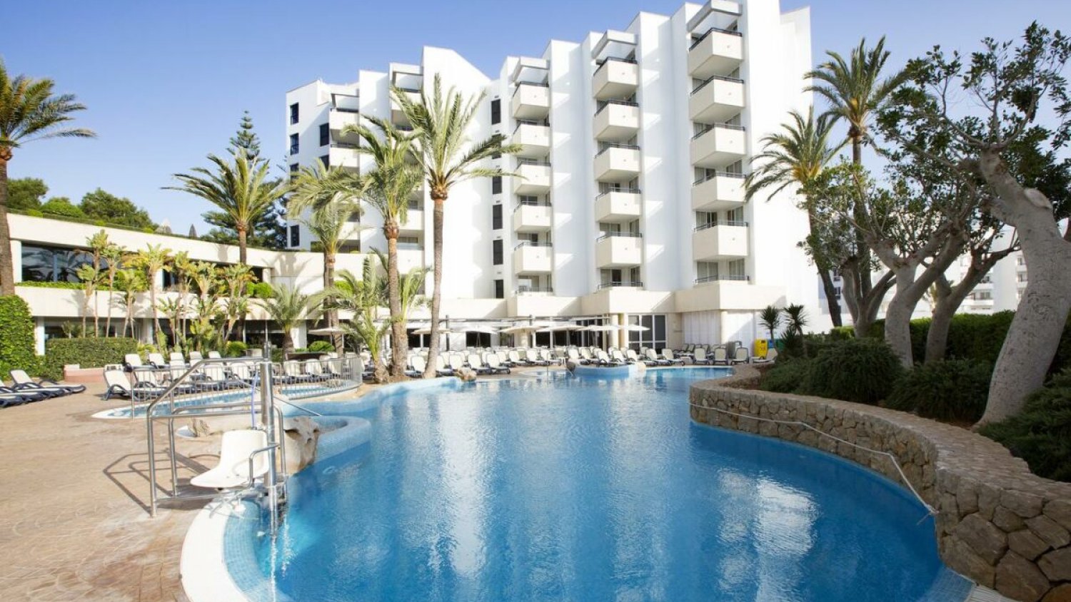 Los hoteles andaluces superan en abril los viajeros y pernoctaciones del año previo a la pandemia