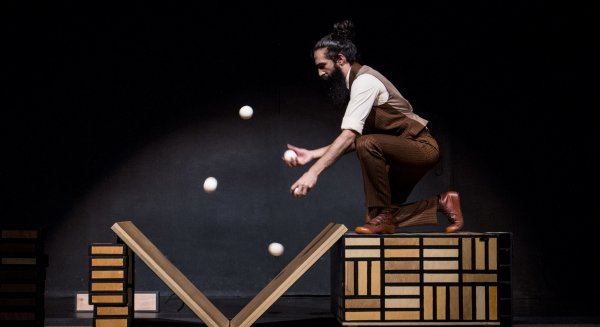 El Teatro Cánovas despide la temporada con el humor y la sorpresa que ofrece ‘Só’, espectáculo de la compañía Xampatito Pato