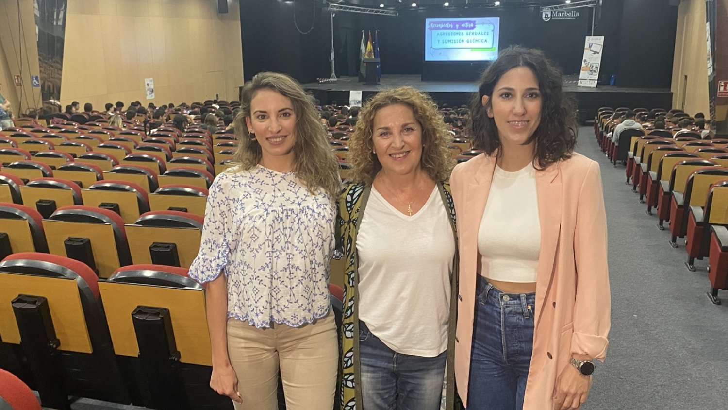 Unos 350 alumnos de institutos de Marbella participan en un taller para reconocer y evitar situaciones de sumisión química