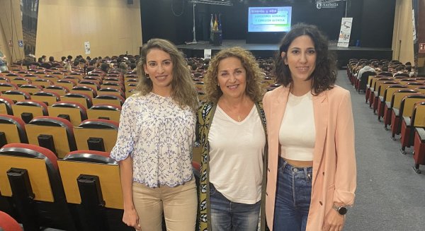 Unos 350 alumnos de institutos de Marbella participan en un taller para reconocer y evitar situaciones de sumisión química