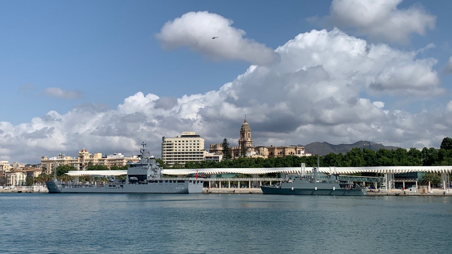 El Cazaminas de la Armada (M-36) “Tajo” visita el puerto de Málaga