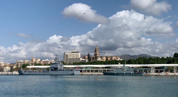 El Cazaminas de la Armada (M-36) “Tajo” visita el puerto de Málaga