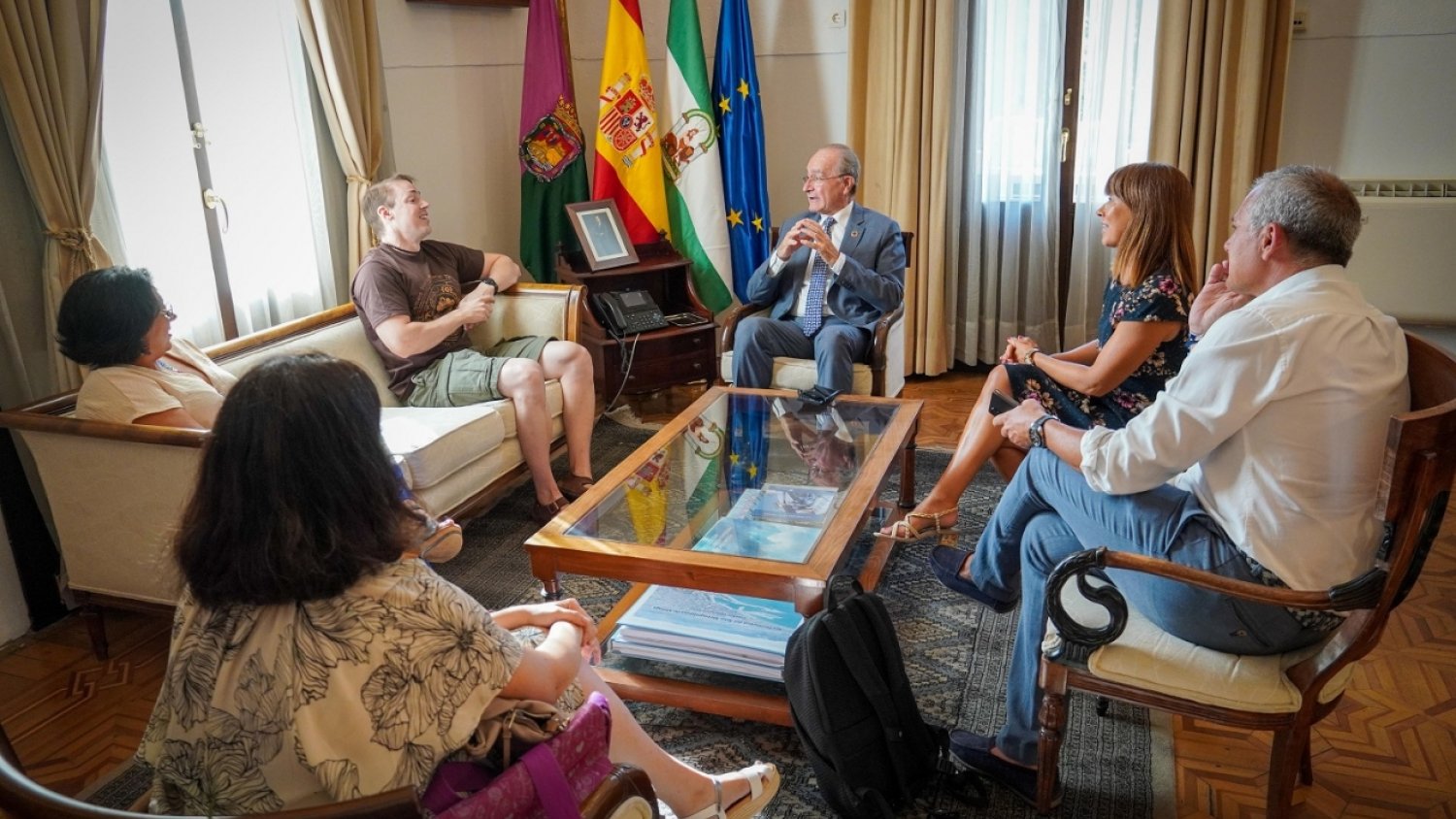 Francisco de la Torre recibe al astrofísico malagueño Pablo Arrabal Haro
