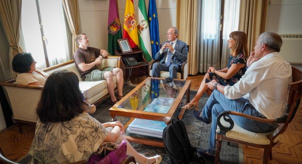 Francisco de la Torre recibe al astrofísico malagueño Pablo Arrabal Haro