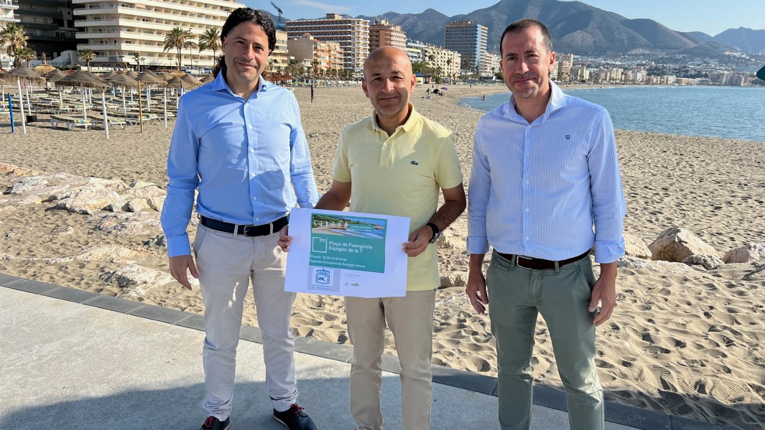 El Ayuntamiento de Fuengirola se suma a una jornada de limpieza del espigón de la T promovida por Ecoembes 