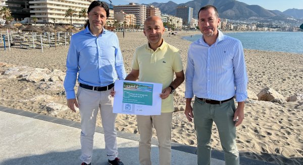El Ayuntamiento de Fuengirola se suma a una jornada de limpieza del espigón de la T promovida por Ecoembes 