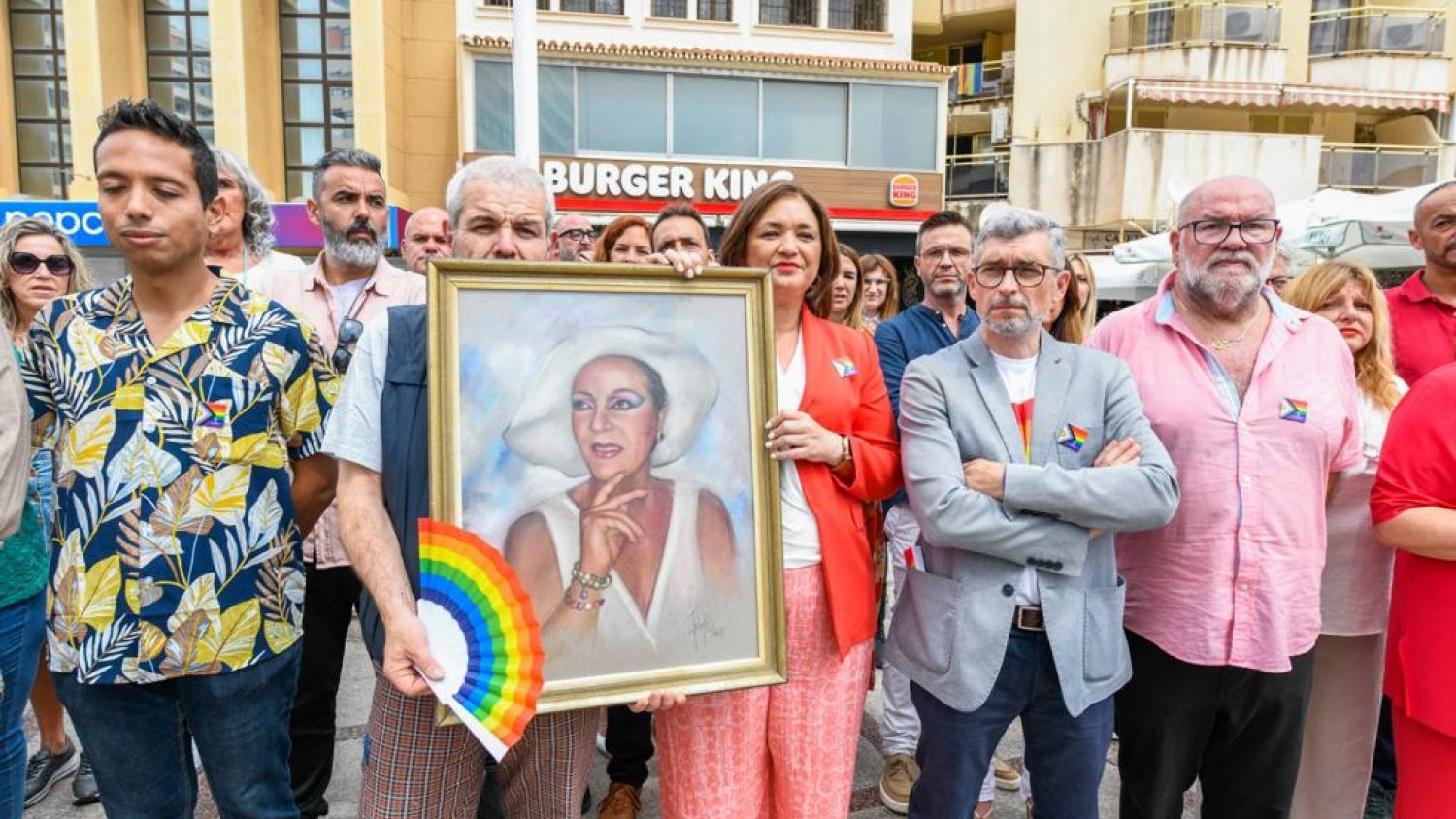 La izada de la bandera arcoíris da inicio a los actos centrales del Pride 2023 de Torremolinos 