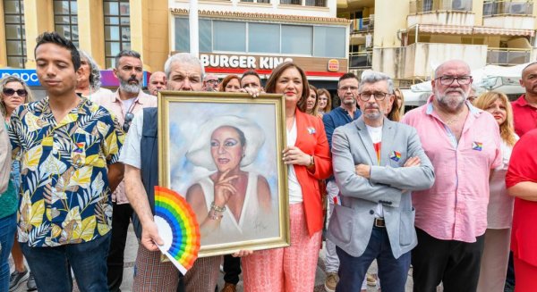 La izada de la bandera arcoíris da inicio a los actos centrales del Pride 2023 de Torremolinos 
