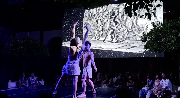 El Balcón de Europa recibe al espectáculo de artes visuales ‘Reflection’ de la compañía Imperdible dentro del Festival Nerja Danza 