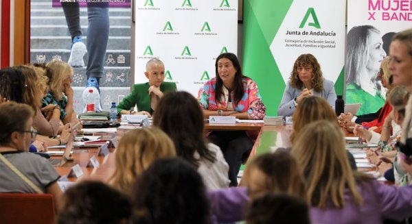 Loles López destaca la labor de las asociaciones de mujeres para lograr una Andalucía más igualitaria