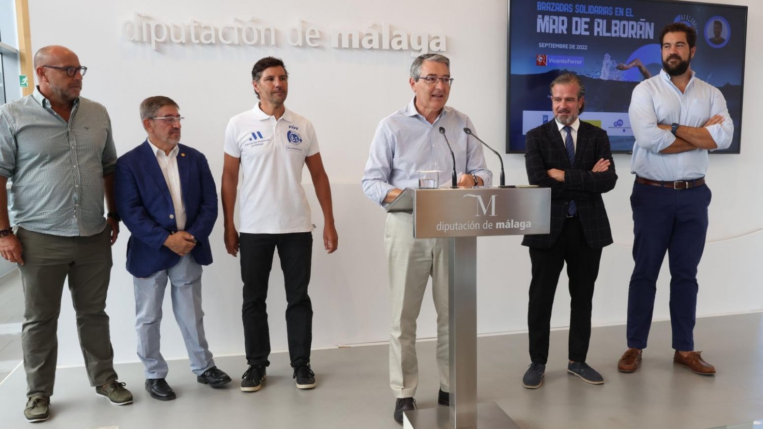 Diputación respalda el reto solidario de Christian Jongeneel, que cruzará a nado el mar de Alborán