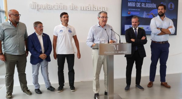 Diputación respalda el reto solidario de Christian Jongeneel, que cruzará a nado el mar de Alborán