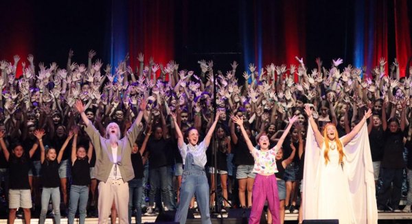 El Auditorio Municipal acoge la representación del musical ‘Ubuntu y Acción’ con la participación de más de 1.000 alumnos
