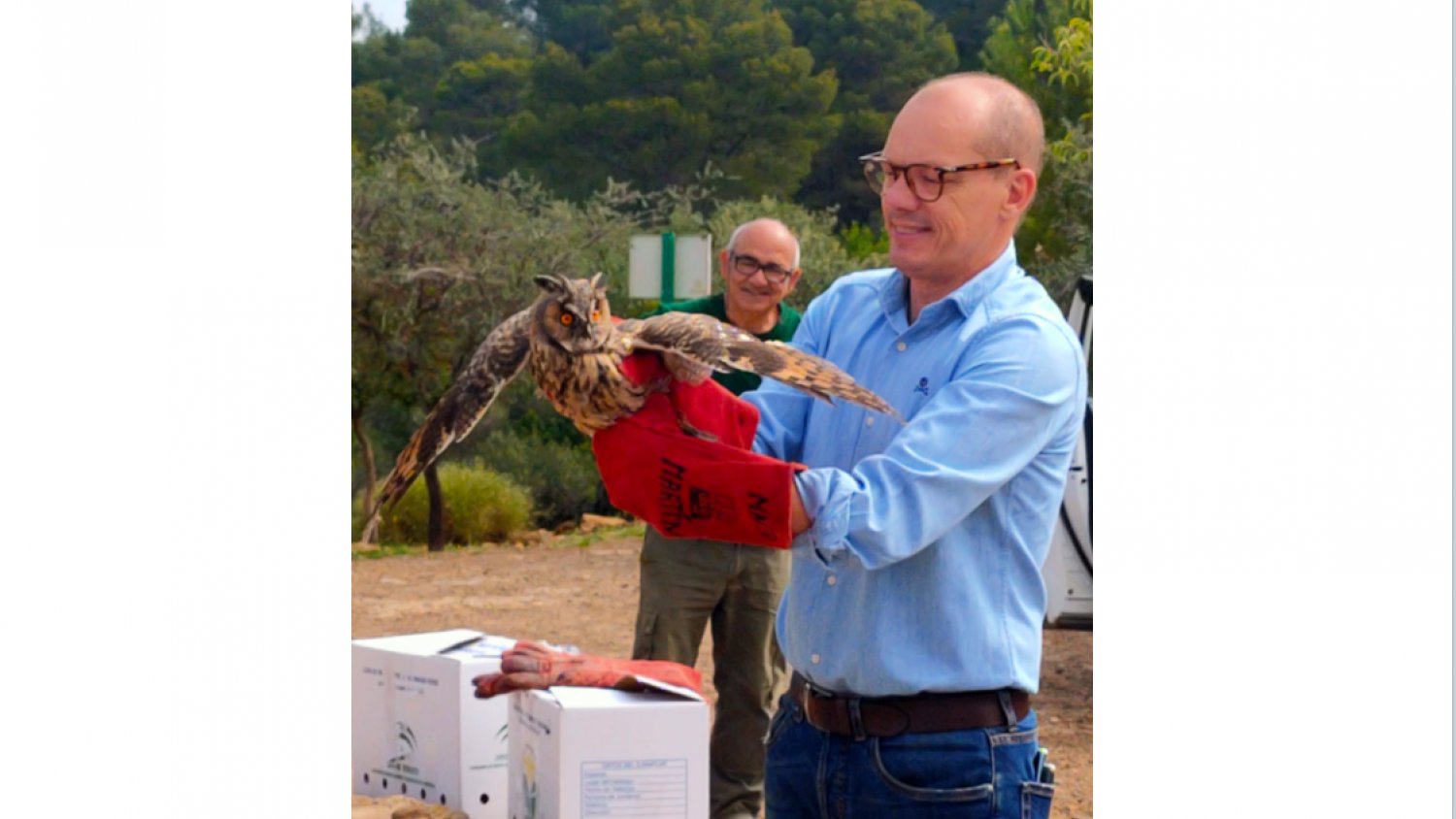 El delegado de Sostenibilidad participa en la suelta de dos búhos en los Montes de Málaga