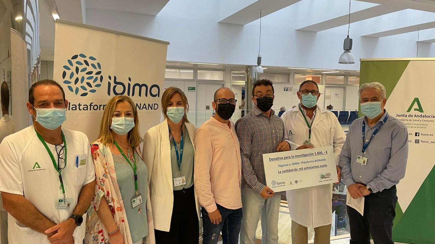 IBIMA recibe una donación de la Asociación Payasos de Hospital para la investigación en cáncer