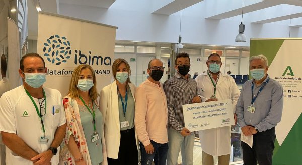 IBIMA recibe una donación de la Asociación Payasos de Hospital para la investigación en cáncer