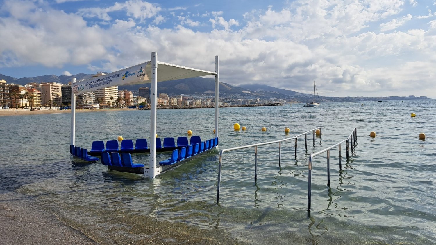 Fuengirola vuelve a instalar una plataforma adaptada en la playa de San Francisco para facilitar el baño a los mayores 