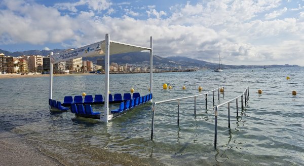 Fuengirola vuelve a instalar una plataforma adaptada en la playa de San Francisco para facilitar el baño a los mayores 